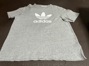 超美品adidasグレー、ロゴ白、半袖ストレッチトップス　サイズO