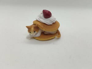 274.フィギュア　猫　ねこ　ネコ　動物 figure　ホットケーキ　パンケーキ　生クリーム　三毛猫　茶色