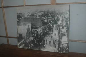 A509　貴重で珍品　昭和初期の街中　人並みの白黒　パネル写真　です