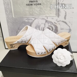 シャネル　CHANEL　クロッグ　ココ　エナメル　ウッド　サンダル　ミュール　マトラッセ　ホワイト　白　新品未使用　展示品　