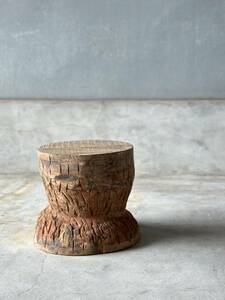 プリミティブ　木彫り スツール　アンティーク　くり抜き　民族　少数民族　朽木　アート　インテリア　木台　椅子　イス　古家具　インド