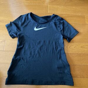 NIKE キッズ dryfit 黒色 半袖Tシャツ インナーシャツ でも サイズS 1度のみ着用 サッカー等の習い事にもナイキ トップス 洋服