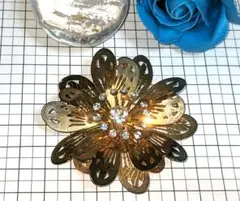 Vintage✨花柄のメタルブローチ Broach✨アクセサリー