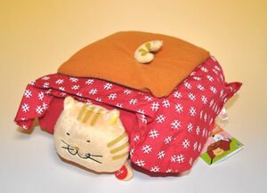 でぶねこ　こたつから出られニャイ　ゆっくり前に動くギミックぬいぐるみ　大きさ約25cm　茶トラ/赤