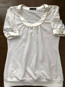 Glasieux　レディースカットソー　白　トップス　キラキラボタンとサテン襟袖　女の子らしいデザイン 半袖トップス　白半袖
