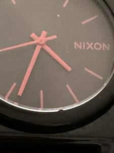 ニクソン腕時計　NIXON 黒系文字盤、ケース　　赤系3針、文字、　 茶系レザーベルト　中古稼働品