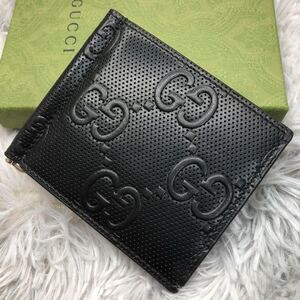 【未使用級】GUCCI グッチ 二つ折り財布 マネークリップ エンボス シマ レザー 札入れ ビジネス メンズ ブラック 現行 676656 シルバー