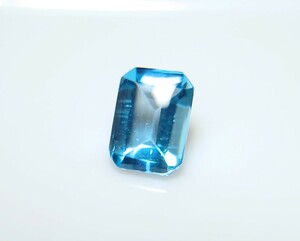 バフトップ！　ブルートパーズ　1.84ct ルース　微細なカケ（LA-6275）