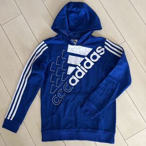 アディダス　スウェットパーカー 4389円　150/青ブルー/フード/トレーナー　長袖Tシャツ　adidasロゴマーク　フーディー