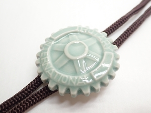 Q154　ループタイ　陶芸/焼物　ロータリークラブ　ROTARY　サイズ：52cm　bolo loop tie