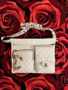 CHANELシャネル♪スネークcocoマーク＆シルバーcocoマークのwhiteバッグ