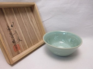 604342 【 美品 茶道具 韓国 趙懋鎬作 象嵌 高麗青磁 雲鶴絵 茶碗 底印 石峰 共箱 】 検) 作家物 茶事 茶会 茶の湯 茶具 茶器 お稽古ⅱ