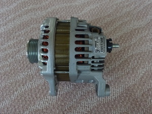 美品　日産純正　スカイライン・スカイラインクロスオーバー　オルタネター　23100-3FY1A ・12V-130A