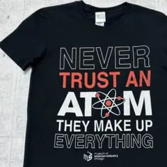 NEVER TRUST AN ATOM メッセージ Tシャツ 半袖 GILDAN