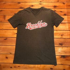 Tシャツ　VネックTシャツ Brooklyn アメリカ古着　USA古着