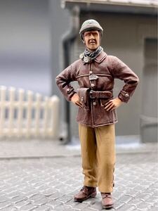 戦車模型 完成品 1/35 ロイヤルモデル レジンキット フランス軍 「腰に手を当てる戦車兵」