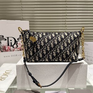 Dior　レディースバッグ　ディオール　肩掛け　hobo　オシャレ　ショルダーバッグ　斜め掛け　Dior Nomad　シンプル　1000円～　