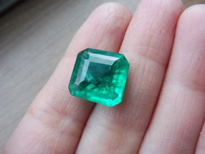 【逸品】鑑別付　クォーツ　エメラルドみたいな色と輝き　クオーツ　vivid green　約8.40ct　ルース