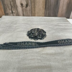 YC7　シャネル　CHANEL　２０１９年　クリスマス限定　直径8ｃｍ位　美品　リボン2ｃｍ×188ｃｍ位