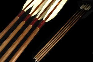 【董芸】時代武具 竹製 弓矢 在印 4本 約98.8㎝ 弓道具 蔵出品 [103656]