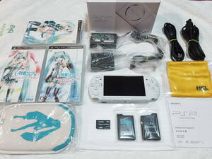 PSP-3000　新品に近い綺麗な美品　ホワイト　液晶画面は、ほぼキズ無し　バッテリー2個付 初音ミクポーチ 箱は、ほとんど未使用 15点セット