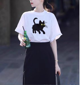 女性白色Tシャツ黒猫がアクセントL