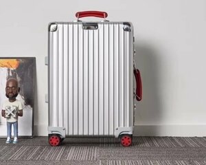 RIMOWA リモワ Classic Fight 20インチ 37リットル 機内持ち込み Cabin スーツケース トランク リモワ 赤い付き 希少 中古