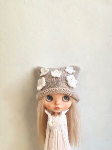 ブライス Blythe アウトフィット　お花付きネコcap ベージュ　 ネオブライス　ニット帽　帽子　 カスタムブライス　アイシードール