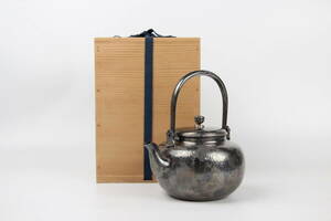 羽田製　純銀　沸　銀瓶　銀壺　急須　在銘刻印あり　約900ml 378.9g　金属工芸時代物古玩茶道具　 MA1012