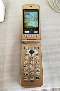 【美品】docomo F-02J ゴールド らくらくホン 本体＋電池2個＋ACアダプタ＋卓上ホルダ