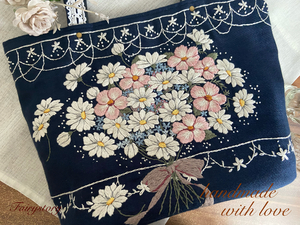 ハンドメイド◇手刺繍◇マーガレット　ブーケ◇丸底　トートバッグ◇リネン100％◇ネイビー◇刺繍◇花◇花束