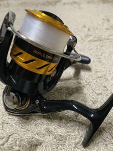 新品 ダイワ(DAIWA) 17 ワールドスピン【2500 3号-150m】 ナイロンライン付 スピニングリール 釣り具 フィッシング 海釣り アジ メバル