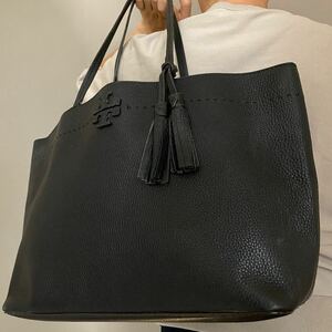 【美品】TORY BURCH トリーバーチ トートバッグ メンズ レディース ビジネス タッセル A4可 肩掛け 大容量 レザー シボ革 ブラック 黒