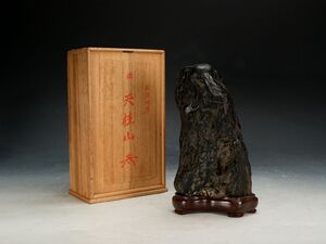 【ISBS】曾我山人旧蔵石 佐治川石(台座箱布付)銘「天柱山」ウブ 遠山 水石 盆石 横幅約11.7㎝×奥行約5.2㎝×高さ約20.0㎝[Y2024121910]