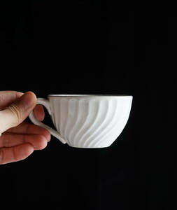 ねじり模様の白磁ティーカップ 一客 / 20世紀・フランス / 陶器 アンティーク 古道具 陶器