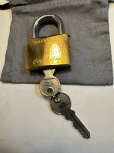 美品BALENCIAGACityOfLove南京錠キーチャームPadlockkeychainバレンシアガキーホルダーバッグチャーム