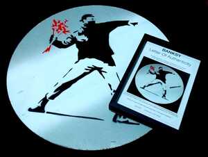 Banksy(バンクシー)のロードサイン『Flower Thrower』道路標識。2009年頃イギリスのブリストルで発見された作品■Nuneaton Signの文字有■