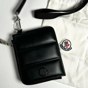 MONCLER モンクレール ストラップ付き レザー コンパクトウォレット 財布 フラグメントケース ミニウォレット ブラック ミニ カードケース