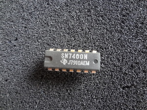 テキサス製　SN7400N(Quad 2-Input Positive NAND Gate) 1個