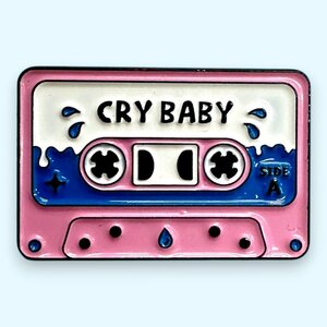 CRY BABY 音楽テープ ピン ピンバッジ バッジ ポスト投函