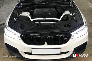 【Ultra Racing】 フロントタワーバー BMW 5シリーズ G30 JA20 17/02- 523i [TW4-4046]