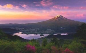 夜明けの富士山と河口湖畔 赤富士 朝焼け 朝日 絵画風 壁紙ポスター 特大ワイド版921×576mm（はがせるシール式）032W1