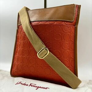 極美品/希少色 ●Salvatore Ferragamo サルバトーレフェラガモ ショルダーバッグ サコッシュ ガンチーニ柄 型押し メンズビジネス オレンジ