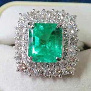 【値下げ交渉は質問欄より】透明感抜群のグッドカラー！天然エメラルド４，６０ＣＴ（取巻きダイヤ２，０４ＣＴ）プラチナ製リング鑑別付！