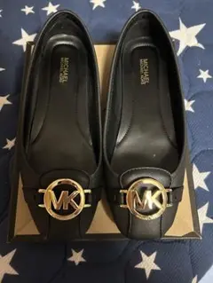 MICHAEL KORS 黒 フラットシューズ ゴールドロゴ