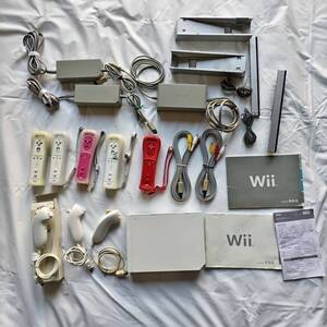 AM074 NINTENDO WII ニンテンドー　ウィー　本体　　動作確認済み　各コントローラー電池なし　箱なし