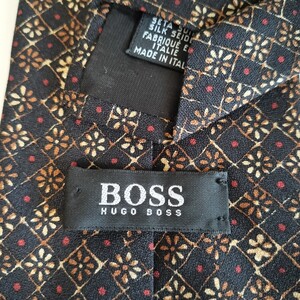 HUGO BOSS (ヒューゴボス)黒花弁赤点ネクタイ