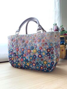 お花の手刺繍 バッグ　大きめサイズ　ハンドメイド リネン生地　トートバッグ レザー持ち手 