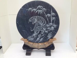 【中古品】直径51cm 大理石 虎図 寅 中国美術 石 彫刻 削り絵 縁起物 置物 衝立付き