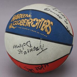 激レア 直筆サイン入り ハーレム・グローブトロッターズ バスケットボール Harlem Globetrotters USA 希少 グッズ 記念ボール #80〇A438